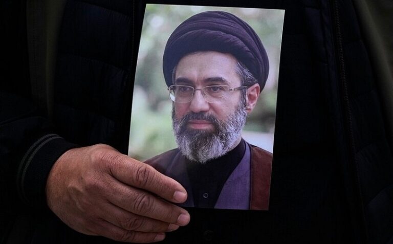 خامنئي يعزي باستشهاد رئيس جهاز استخبارات “الحرس الثوري”:جرائم الاغتيال لن تنال من عزيمتنا