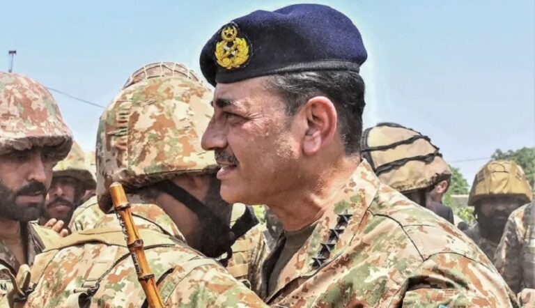 رئيس الأركان الباكستاني يختتم زيارته إلى طهران