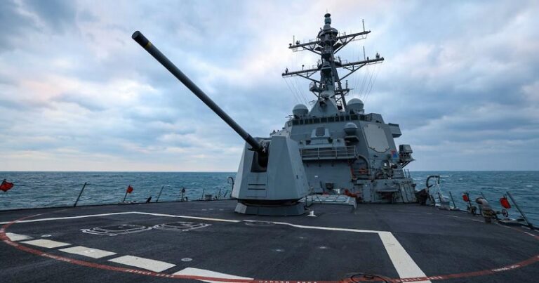 حاملة المروحيات الأميركية “ميغيل كيث” تعبر مضيق ملقا