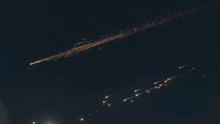 سقوط شظايا بـ9 مواقع في “تل أبيب” بقصف صاروخي من إيران (فيديو وصور)