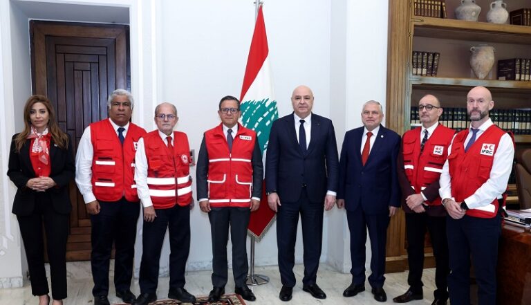 عون لوفد “الصليب الأحمر”: لضغط دولي لوقف الانتهاكات الإسرائيلية والكشف عن مصير الأسرى