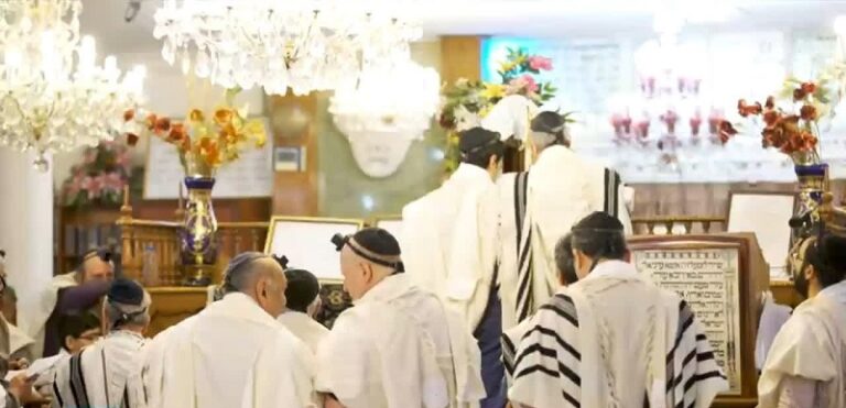 عدوان أميركي صهيوني يدمر كنيس يهودي في إيران (فيديو)