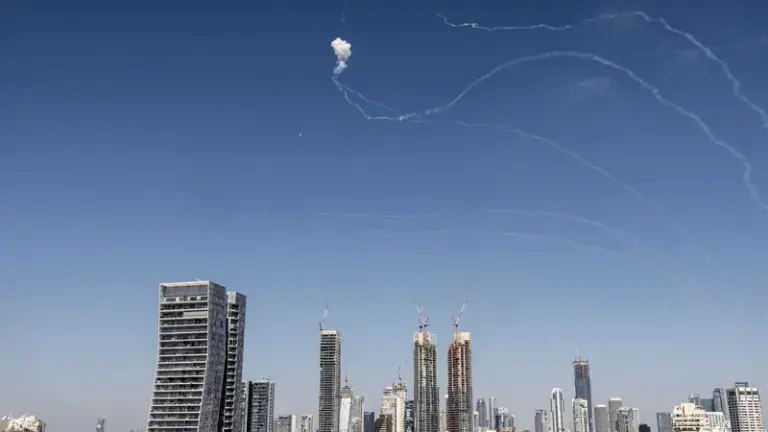 صفارات الإنذار تدوي في “تل أبيب” وقاعدة “بالماخيم”
