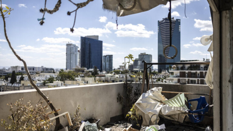 أضرار واسعة في حيفا و”الكرمل” بهجوم صاروخي إيراني ليلاً (فيديو وصور)