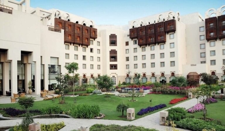 “الغارديان”: فندق “سيرينا” يستعد لاحتضان محادثات إيران وأميركا