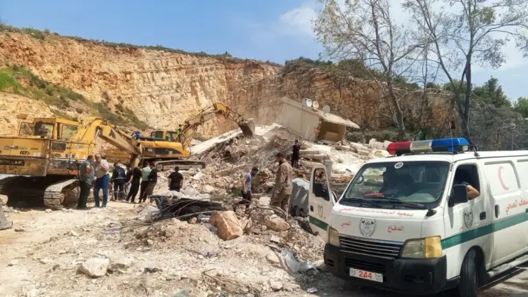 سحب جثامين 3 شهداء و4 جرحى من تحت ركام مبنى في كفرملكي!