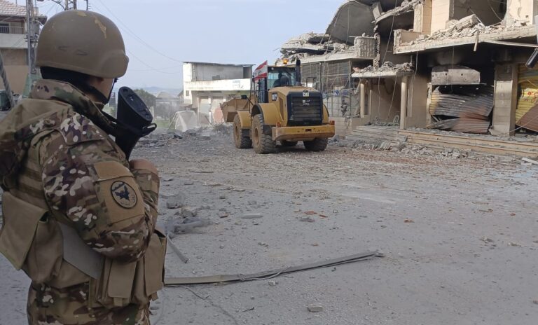 الجيش يواكب عودة الأهالي إلى الجنوب ويعزز انتشاره (صور)