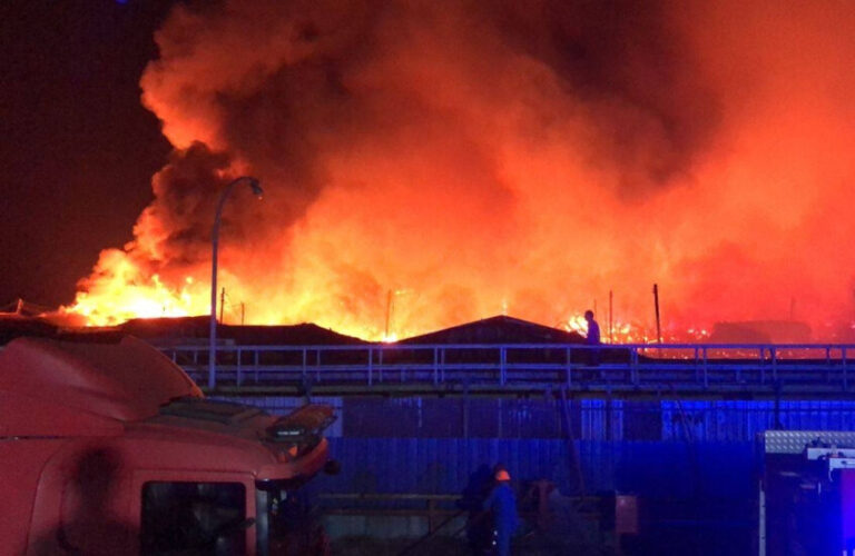 حريق ضخم يدمر 200 منزلاً في ماليزيا ويشرد المئات! (فيديو)