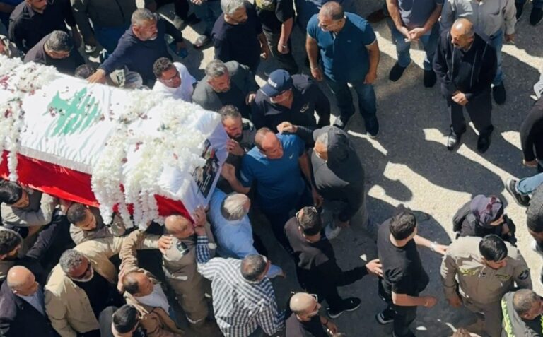 بدء مراسم وداع الشهيدة آمال خليل.. وحزن يعمّ الجنوب! (صور وفيديو)