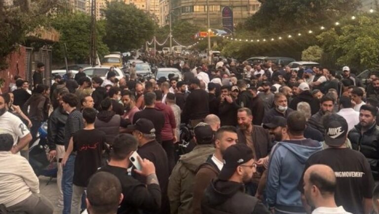 قطع طريق الروشة والكرنتينا (فيديو)