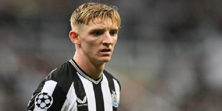 أنتوني غوردون على رادار بايرن ميونخ واللاعب يُرحب بفكرة الإنتقال للنادي البافاري