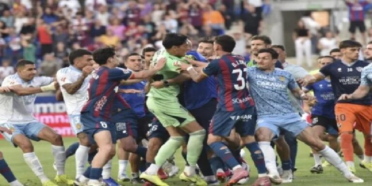 مباراة في إسبانيا تتحول لحلبة ملاكمة والصحافة تصفها بالـ”مخزية”