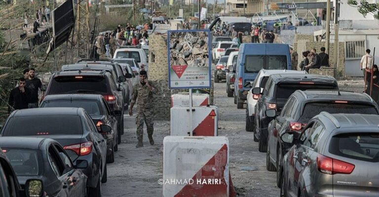 الدفاع المدني والجيش ينظمان عودة أهالي الجنوب.. وانتشال جثمان شهيد في صور