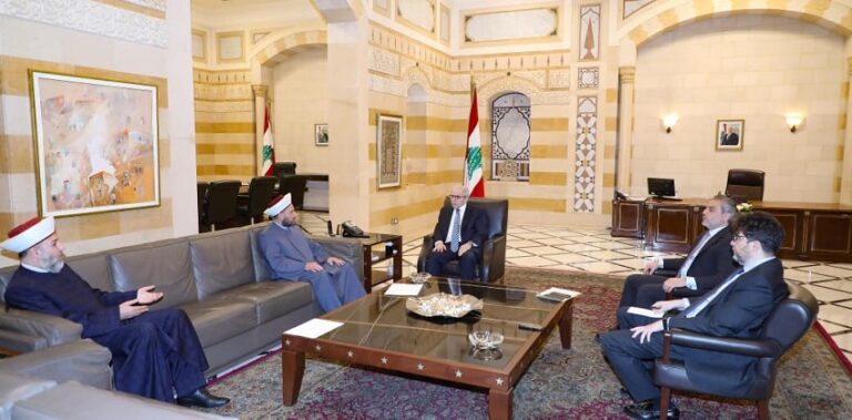 سلام يبحث العفو العام والسلم الأهلي مع مفتيي البقاع