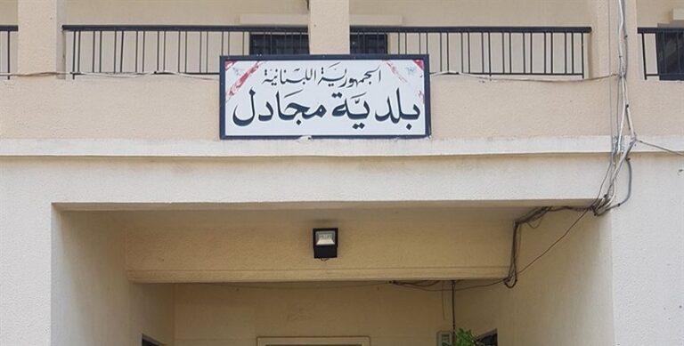 لا غارة على المجادل