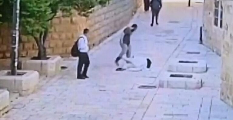اعتداء مستوطن على راهبة في القدس! (فيديو)