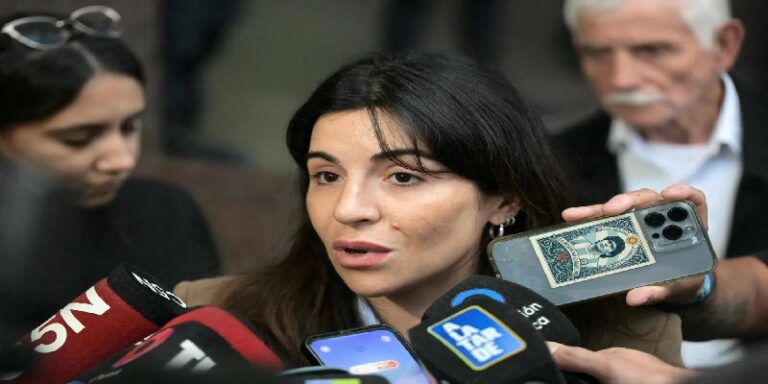 “كان هناك مخطط بالتأكيد”.. إبنة مارادونا تكشف المستور في قضية وفاة والدها